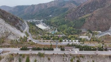 Kazakistan 'ın Almaty kentindeki Medeu buz stadyumunun yakınındaki çamur akıntısını koruyan barajın hava görüntüsü..