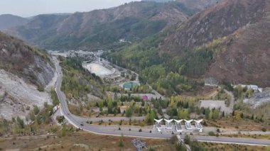 Kazakistan 'ın Almaty kentindeki Medeu buz stadyumunun yakınındaki çamur akıntısını koruyan barajın hava görüntüsü..