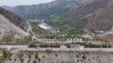 Kazakistan 'ın Almaty kentindeki Medeu buz stadyumunun yakınındaki çamur akıntısını koruyan barajın hava görüntüsü..