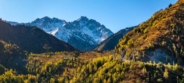 Kazakistan 'ın Almaty kentindeki Medeu buz stadyumunun yakınındaki çamur akıntısını koruyan barajın hava görüntüsü..