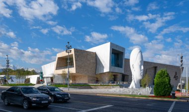Almaty, Kazakistan, 09.24.2025. İspanyol sanatçı Jaume Plensa 'nın 