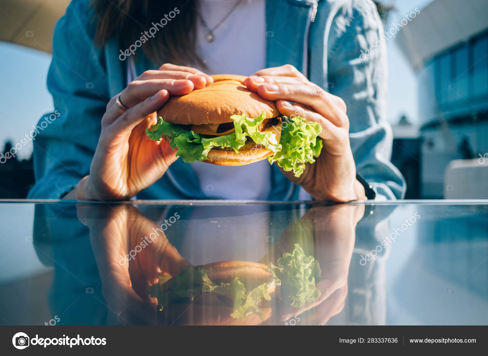 若い女性がハンバーガーを食べて ストック写真 C Photostockman 若い女性がハンバーガーを食べて ストック写真 C Photostockman