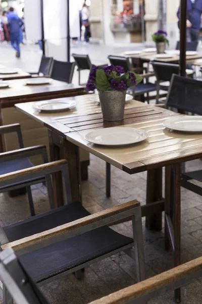 Mesas Decoradas Com Vasos Terraço Elegante Restaurante Rua Uma Cidade — Fotografia de Stock