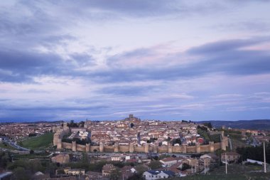 İspanya, mükemmel korunmuş Ortaçağ duvarlı şehir vila şehir gece manzarası