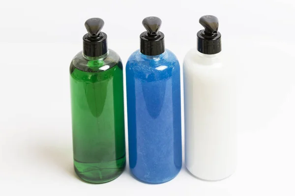 组三不同颜色的肥皂分配器在白色背景上 — 图库照片
