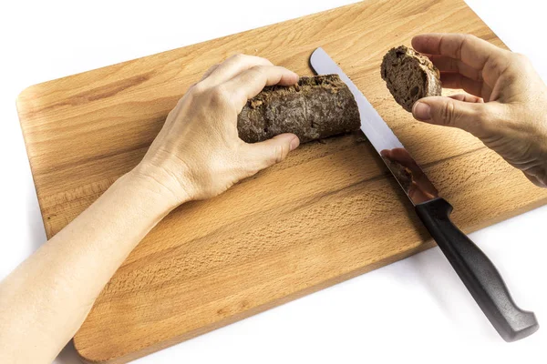 Женщина Режет Ножом Небольшую Буханку Хлеба Цельной Муки Свежеприготовленными Грецкими — стоковое фото