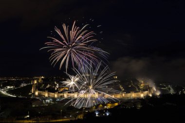 fireworks uygulamasında İspanya, mükemmel korunmuş Ortaçağ duvarlı şehir Avila şehir gece manzarası