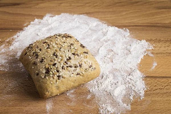 Brot Mit Leinsamen Hafer Und Sesam Neben Einigen Zutaten Auf — Stockfoto