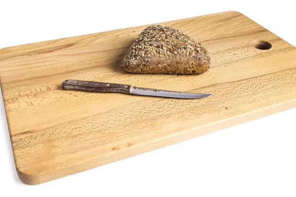 Driehoek Vormige Volkorenbrood Met Lijnzaad Haver Sesam Zaadjes Naast Een — Stockfoto