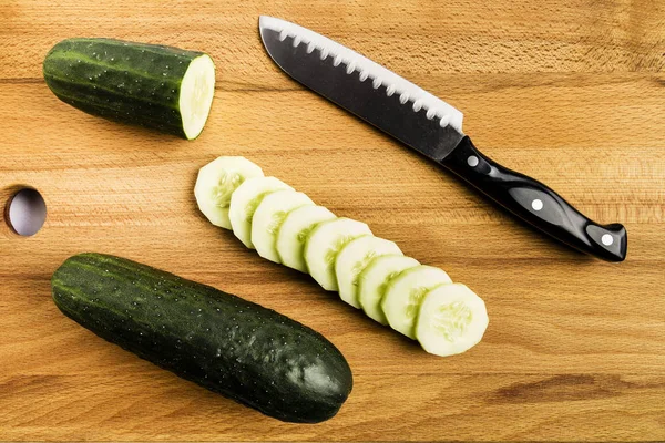ナイフの横に全体とカット緑きゅうり — ストック写真