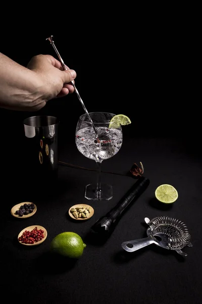 Barman Preparando Saboroso Fresco Gin Coquetel Tônico Fundo Preto Lado — Fotografia de Stock