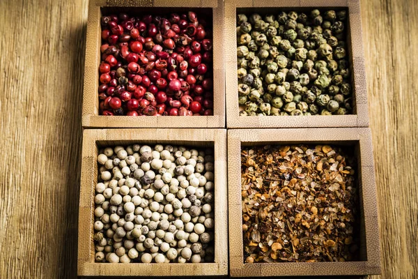 Kruiden Voor Een Smakelijke Maaltijd Een Oude Houten Tafel Rode — Stockfoto