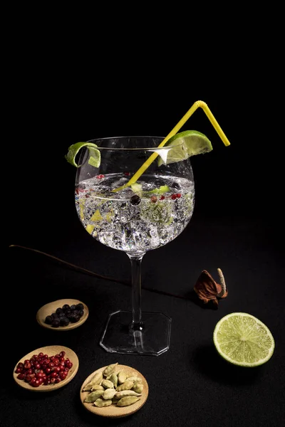 Lekker Vers Gin Tonic Cocktail Een Zwarte Achtergrond Naast Ingrediënten — Stockfoto