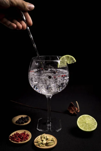 Barman Voorbereiding Van Een Cocktail Van Smakelijke Verse Gin Tonic — Stockfoto