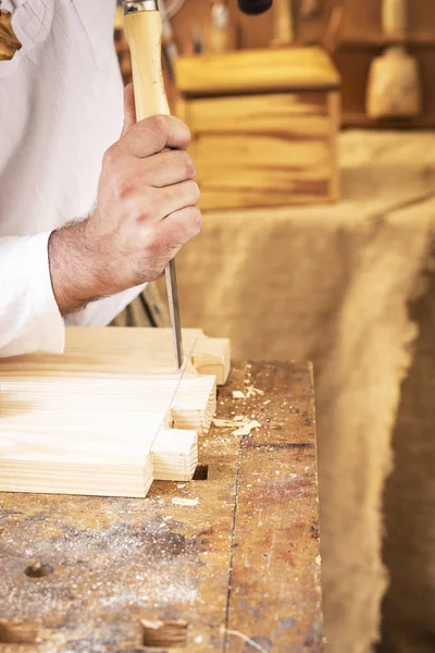 Manos Carpintero Trabajando Trozo Madera Una Carpintería Vieja —  Fotos de Stock