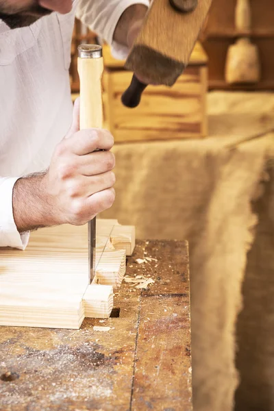 Ahşap Bir Parça Eski Bir Marangozluk Çalışma Carpenter Elleri — Stok fotoğraf