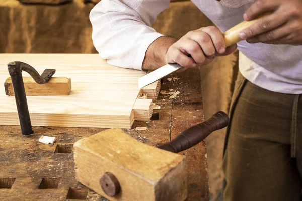Ahşap Bir Parça Eski Bir Marangozluk Çalışma Carpenter Elleri — Stok fotoğraf