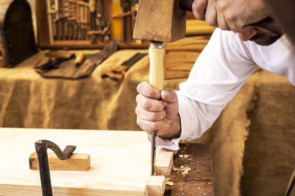 Manos Carpintero Trabajando Trozo Madera Una Carpintería Vieja —  Fotos de Stock