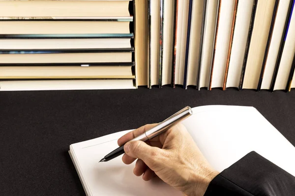 Mano Una Mujer Que Escribe Libro Blanco Junto Fondo Libro —  Fotos de Stock