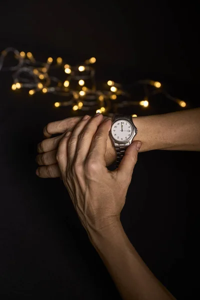 Mains Jeune Regardant Une Horloge Sur Point Marquer Première Seconde — Photo