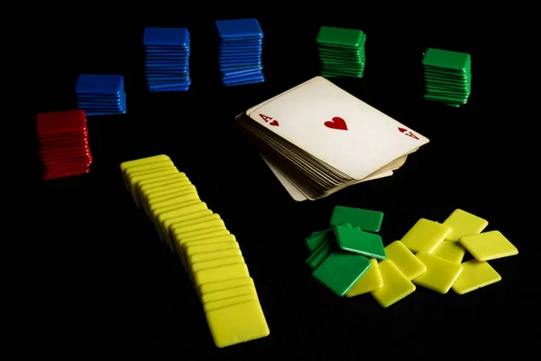 Vecchio Mazzo Carte Poker Accanto Chip Plastica Colorata Uno Sfondo — Foto Stock