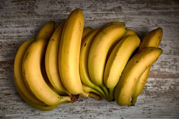 軽い木の板でおいしい熟した黄色バナナの束 — ストック写真
