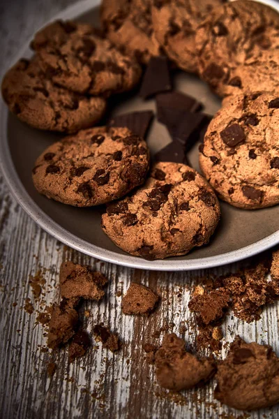 Csoport Ízletes Cookie Mellett Egy Tálba Egy Régi Fából Készült — Stock Fotó