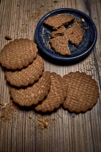 Grupo Biscoitos Saborosos Lado Uma Tigela Uma Placa Madeira Velha — Fotografia de Stock