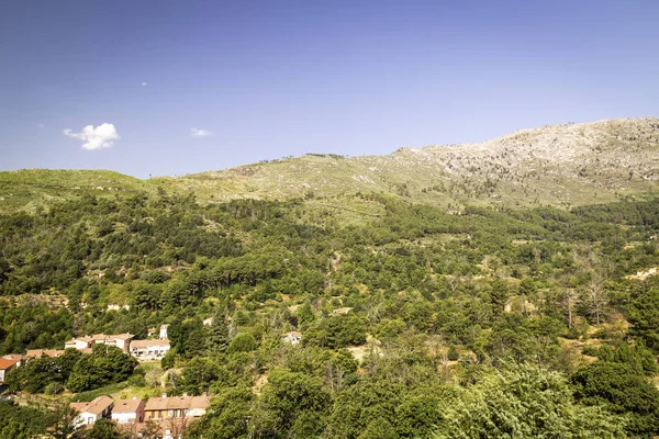 Panorámica Pequeño Pueblo Pie Una Montaña Verde Con Cielo Azul — Foto de Stock