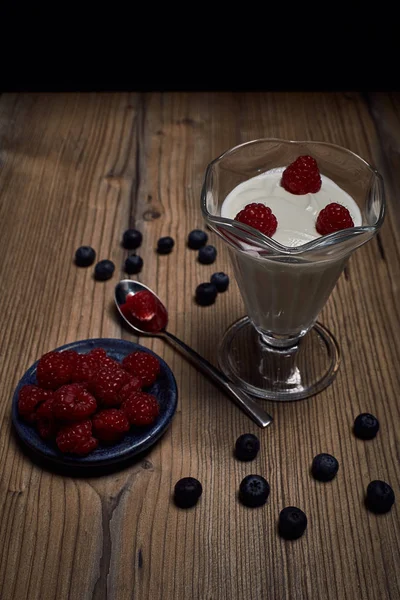 Copo Vidro Com Iogurte Branco Frutas Framboesas Mirtilos Uma Mesa — Fotografia de Stock