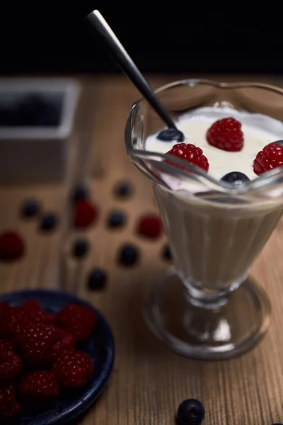 Glasbecher Mit Weißem Joghurt Und Früchten Von Himbeeren Und Blaubeeren — Stockfoto