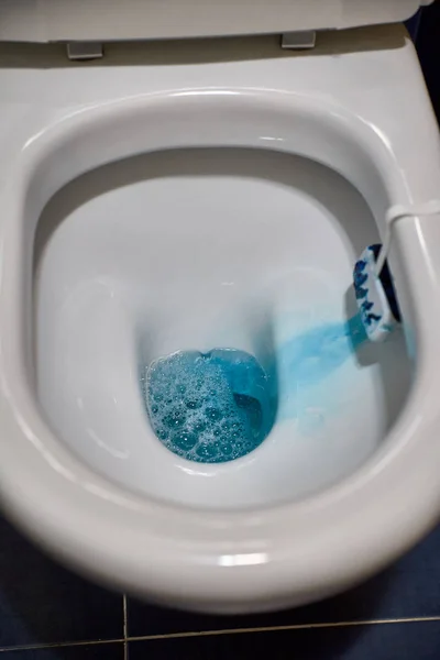 Toilettes Propres Avec Eau Courante Avec Détergent Bleu Pour Désinfecter — Photo