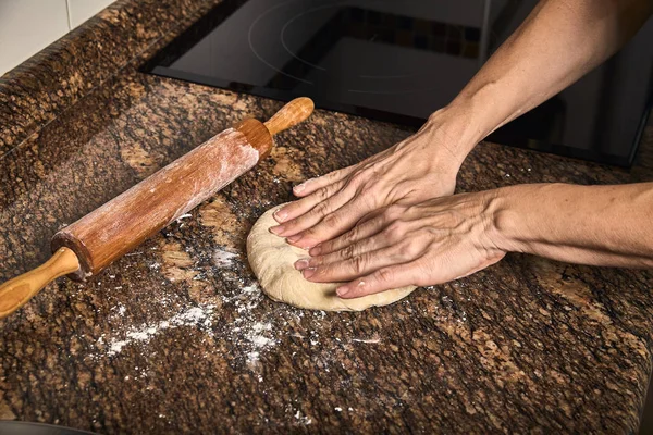 Mãos Mulher Trabalhando Uma Massa Para Cozinhar Uma Pizza Saborosa — Fotografia de Stock