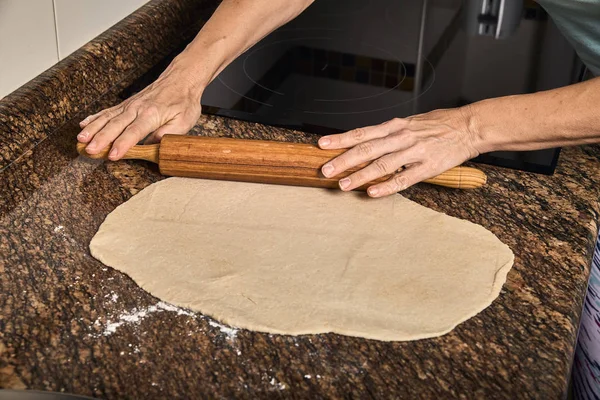 Женские Руки Работающие Над Тестом Приготовить Вкусную Пиццу — стоковое фото