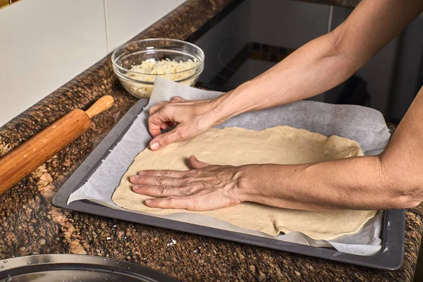 Mãos Mulher Trabalhando Uma Massa Para Cozinhar Uma Pizza Saborosa — Fotografia de Stock