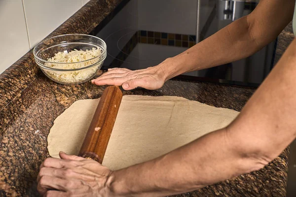 Mãos Mulher Trabalhando Uma Massa Para Cozinhar Uma Pizza Saborosa — Fotografia de Stock