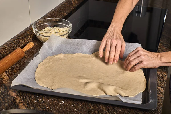 Mãos Mulher Trabalhando Uma Massa Para Cozinhar Uma Pizza Saborosa — Fotografia de Stock