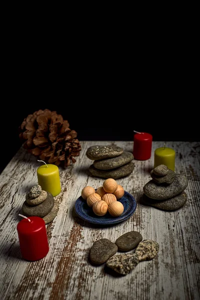 Композиція Свічок Каменів Дерев Яних Спа Кульок Дереві Чорному Тлі — стокове фото