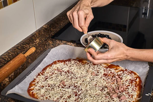 Mãos Mulher Trabalhando Uma Massa Para Cozinhar Uma Pizza Saborosa — Fotografia de Stock