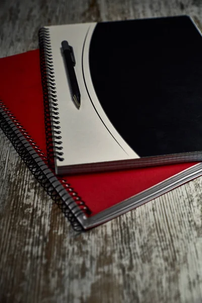 两本笔记本和一支木头上的圆珠笔的组合物 — 图库照片