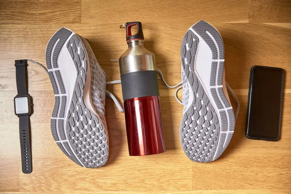 Взуття для бігу та різні аксесуари — стокове фото