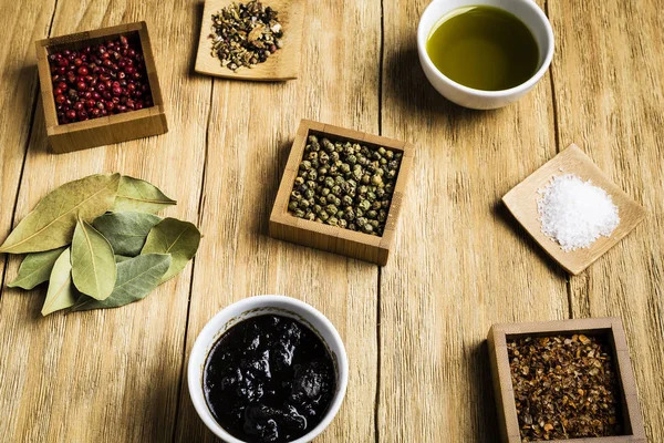 Kruiden Voor Een Smakelijke Maaltijd Een Oud Houten Tafel — Stockfoto