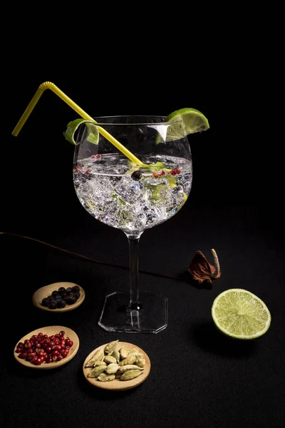 Cocktail Van Gin Tonic Een Zwarte Achtergrond Met Zijn Ingreedientes — Stockfoto