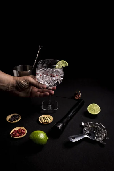 Barman Preparar Gin Coquetel Tônico Fundo Preto Lado Seus Ingredientes — Fotografia de Stock