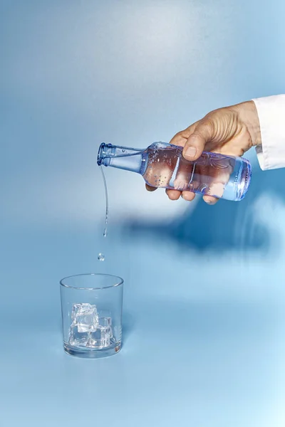 맑고 깨끗한 물 한 잔 — 스톡 사진