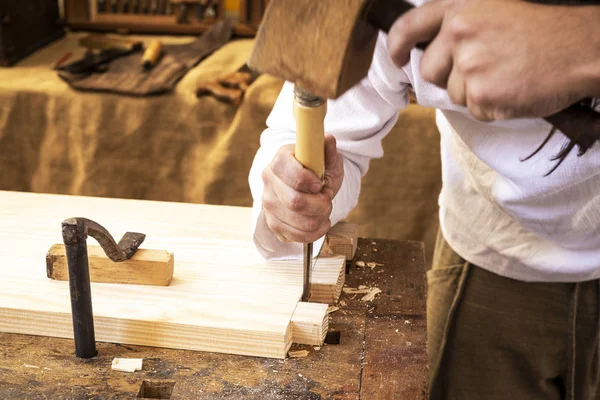 Manos de carpintero trabajando un pedazo de madera —  Fotos de Stock