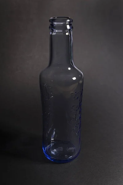Пустая голубая бутылка — стоковое фото