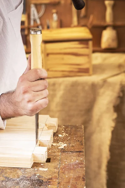 Manos de carpintero trabajando un pedazo de madera —  Fotos de Stock