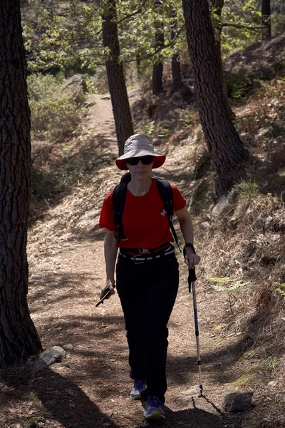 Femme faisant du trekking dans la nature — Photo