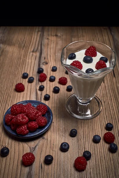 Стеклянная чаша с йогуртом и фруктами — стоковое фото